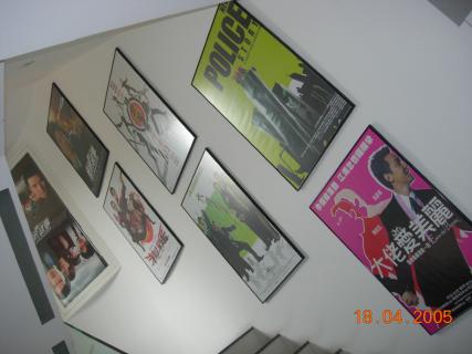 Постеры на стене вдоль лестницы
